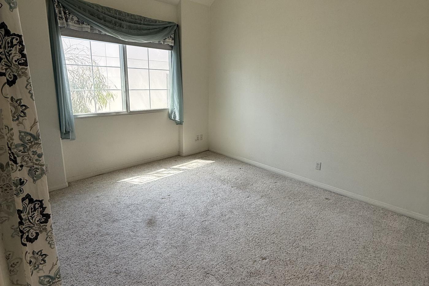 Second empty bedroom before the work